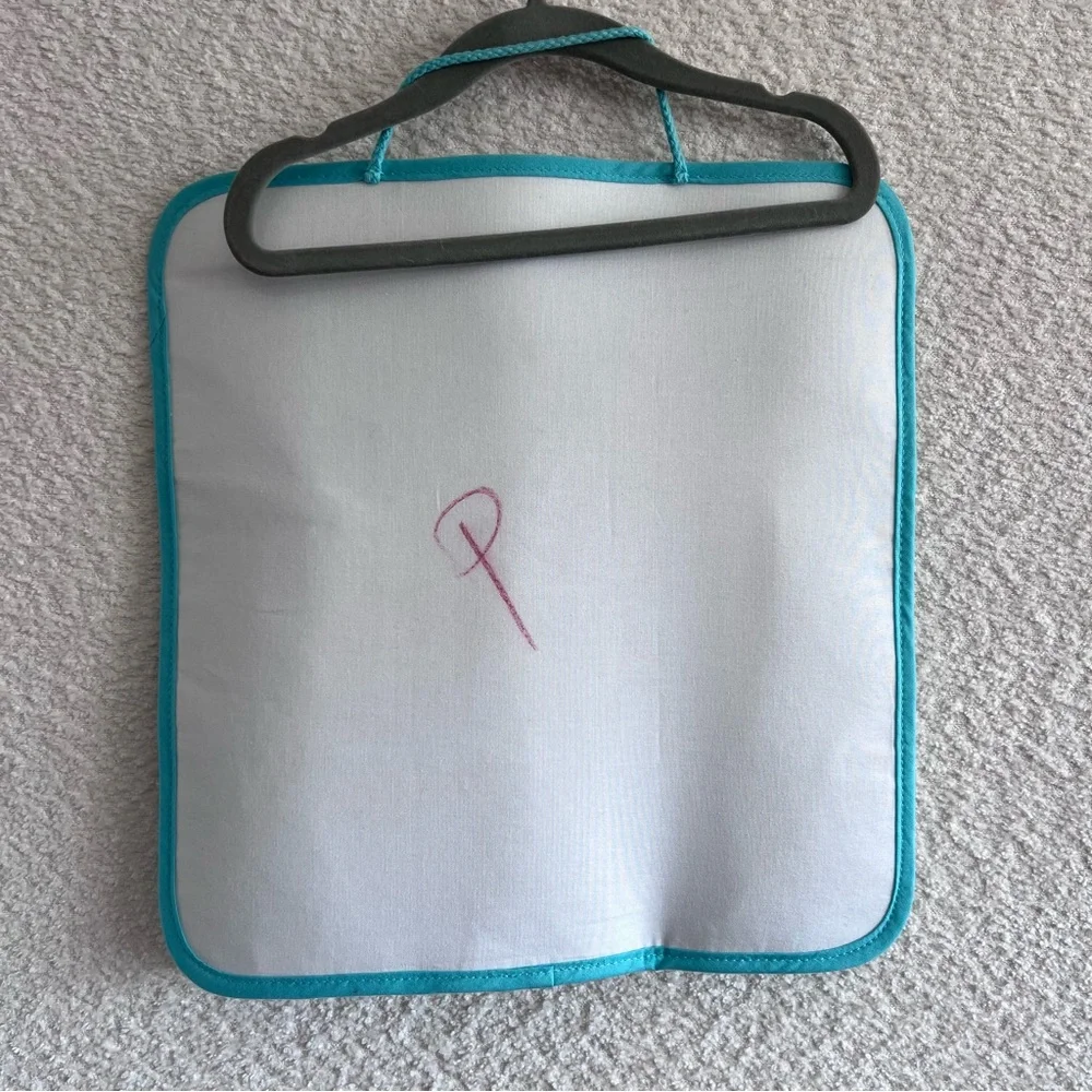 Lovevery Quilted Critter Pockets 9 Pockets Organic Cotton White‎ Blue Matching